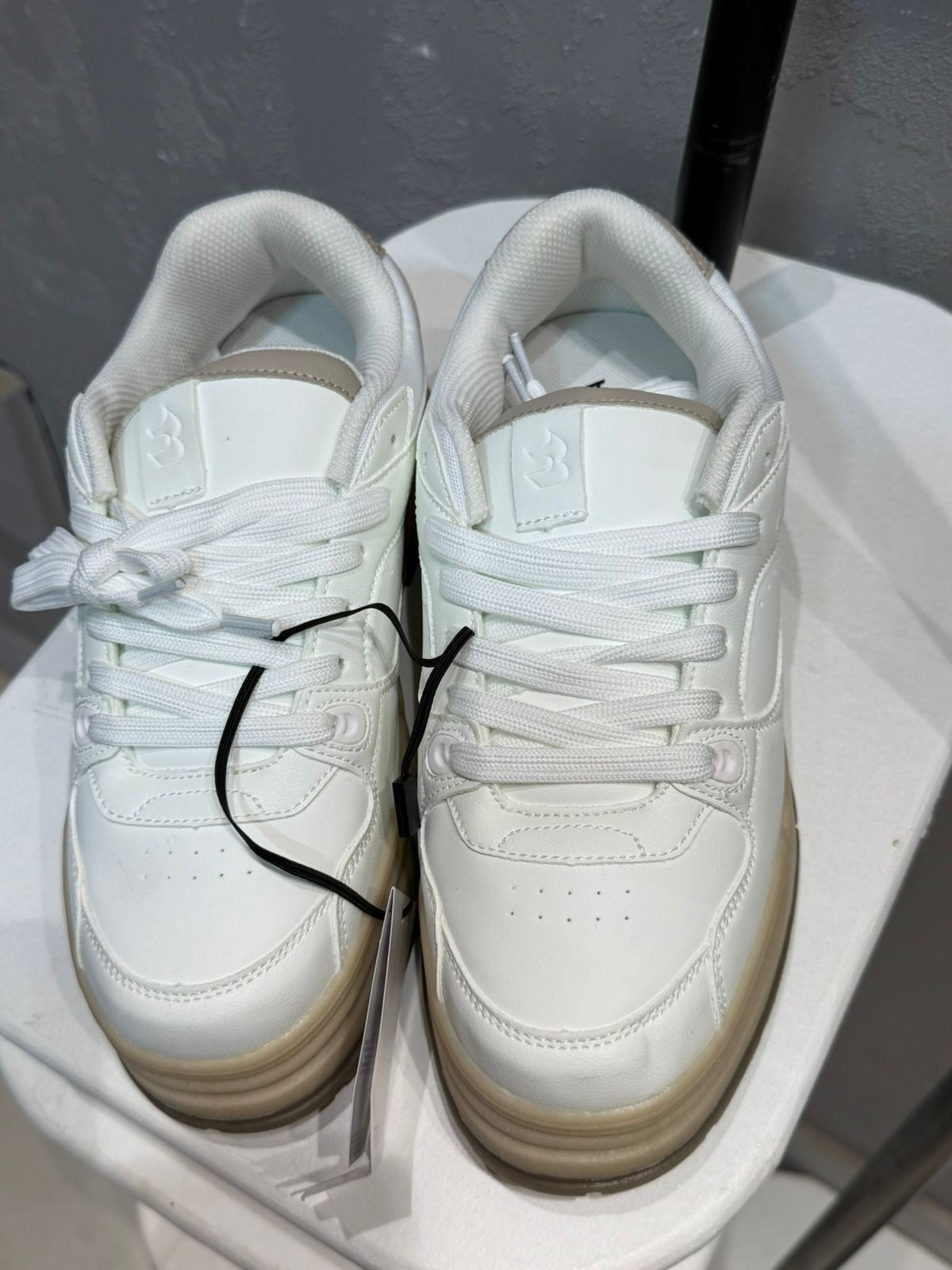 BERSHKA Street Runner Sneaker – White Beige