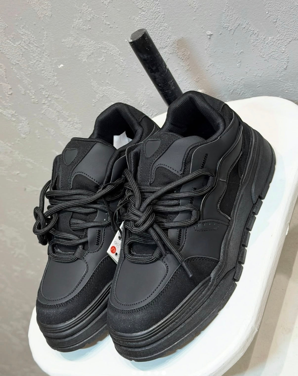 BERSHKA Street Runner – Black
