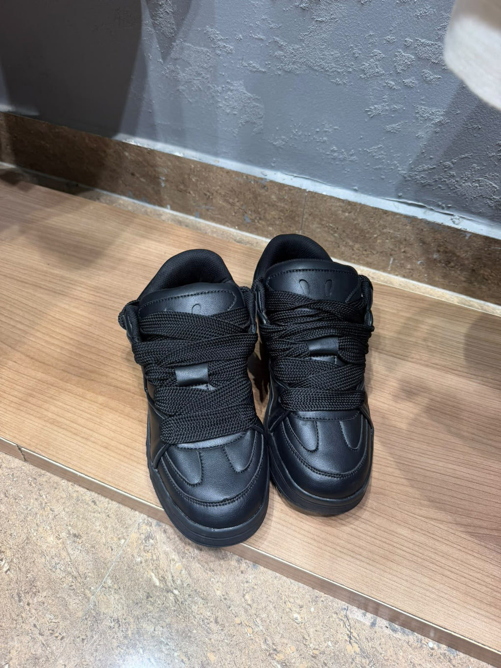 Oversized Lace Court Sneakers – Triple Black Bershka